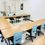 「熊本水道町ミーティングスペース」は壁面に投影して会議できます